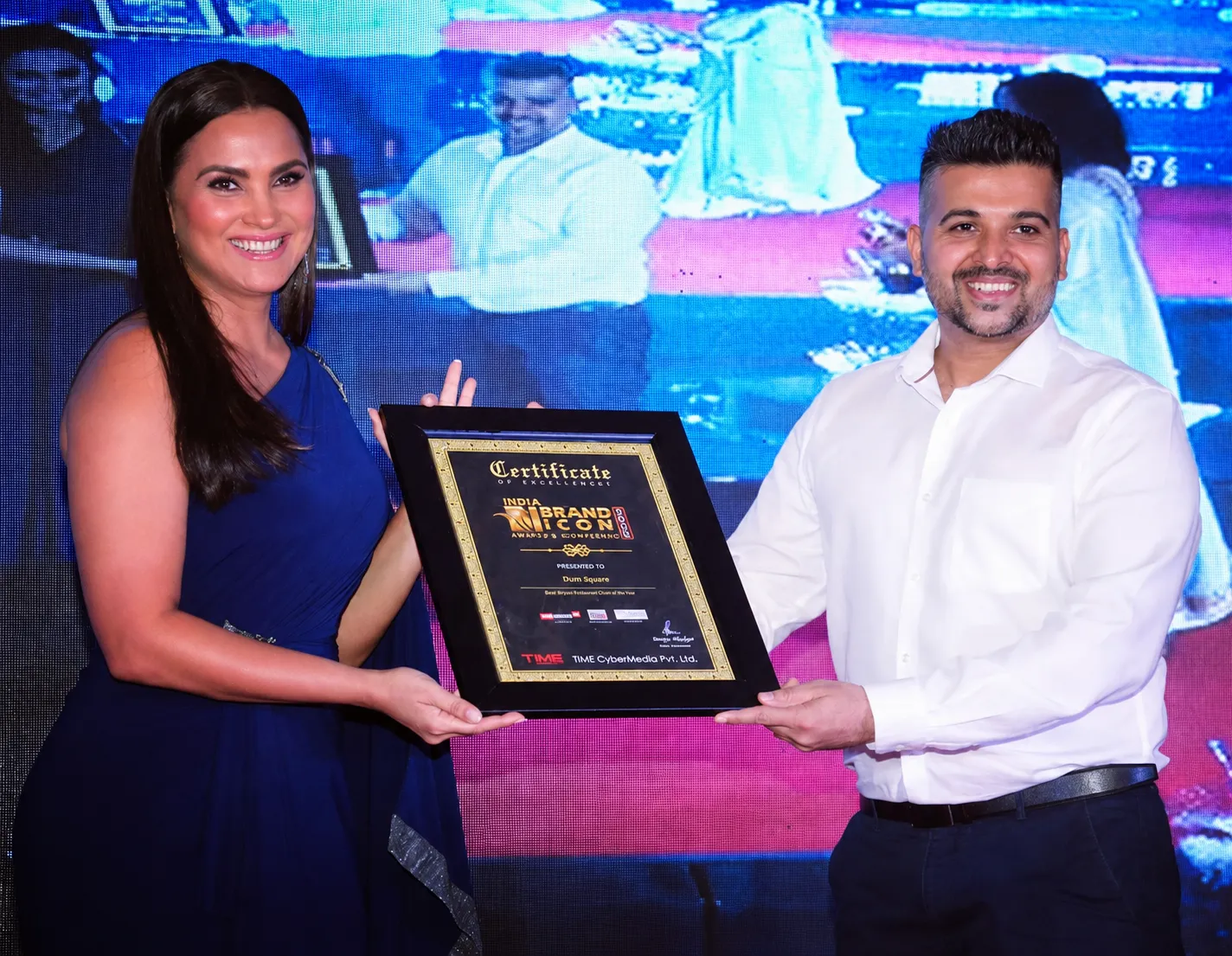 Vikas Solanki receiving the India Brand Icon 2020 recognition from Lara Dutta